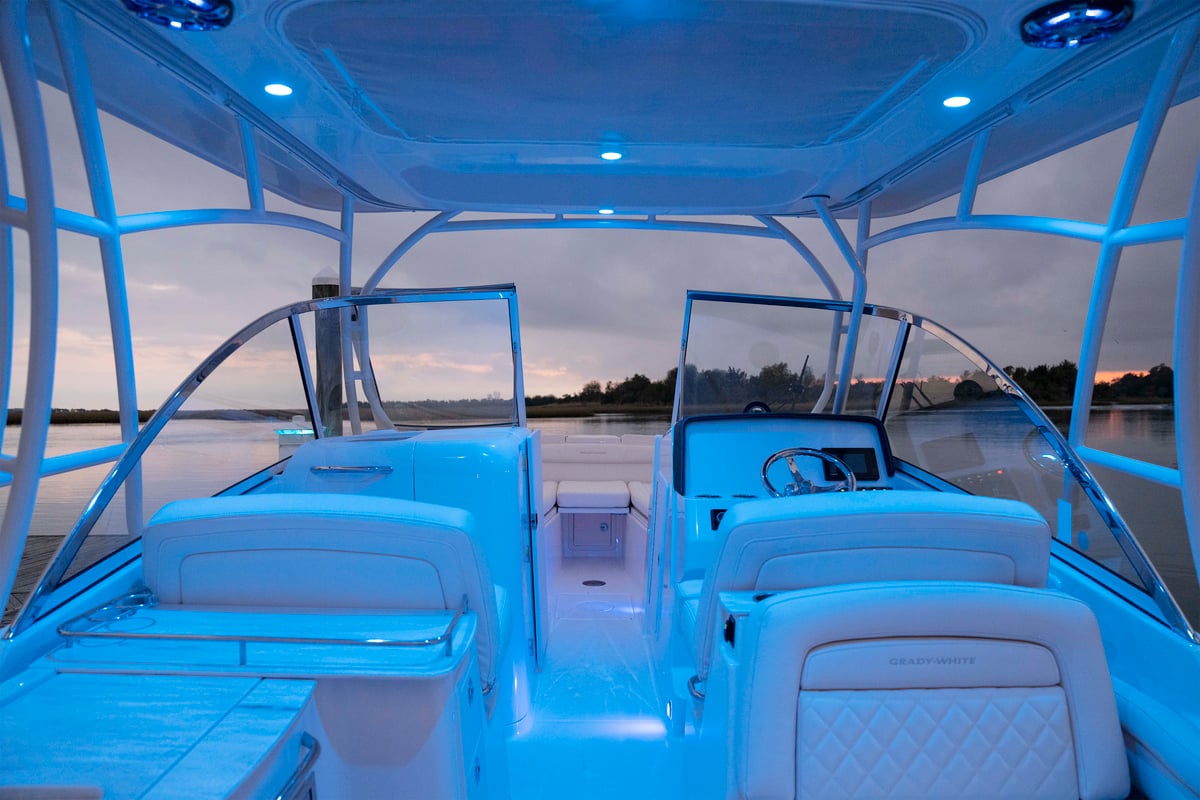 14-5530_freedom-285-grady-white-28-foot-dual-console-cockpit-lights-copy